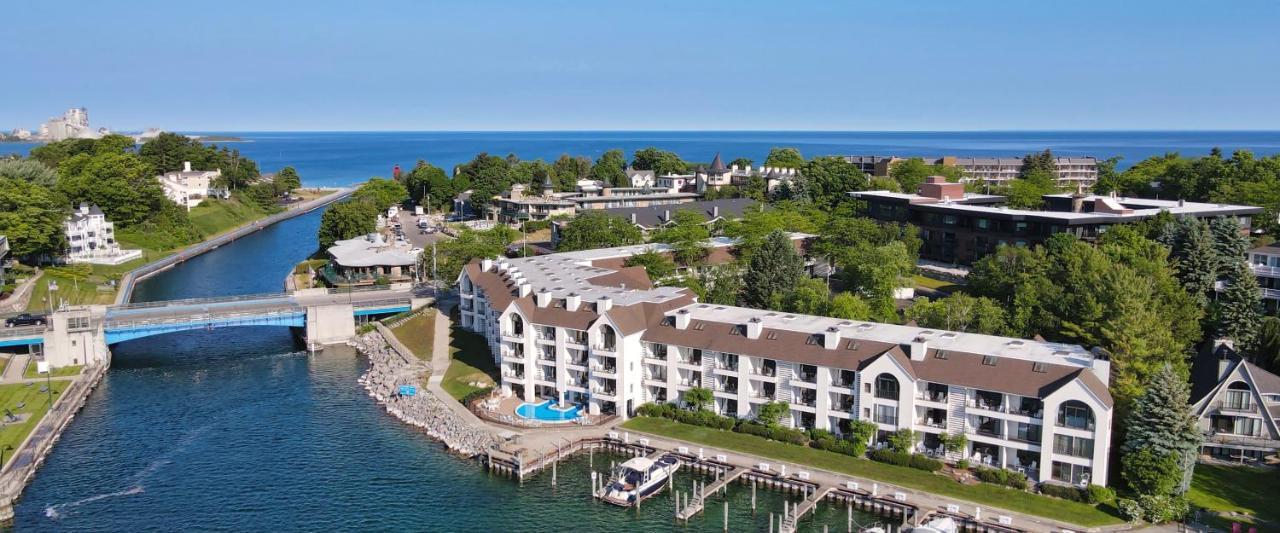 359 Edgewater Inn Charlevoix Bagian luar foto