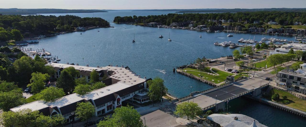 359 Edgewater Inn Charlevoix Bagian luar foto